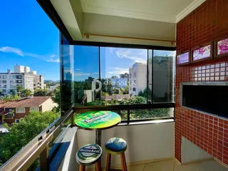 Vista da cidade vista de um terraço com grade de vidro.