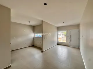 Interior de um ambiente com piso claro e paredes brancas.