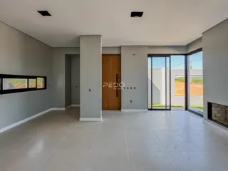 Sala de estar com piso de cerâmica e portas de vidro.
