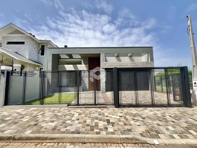 Fachada de uma residência moderna com portão de ferro em Lajeado, Brasil.