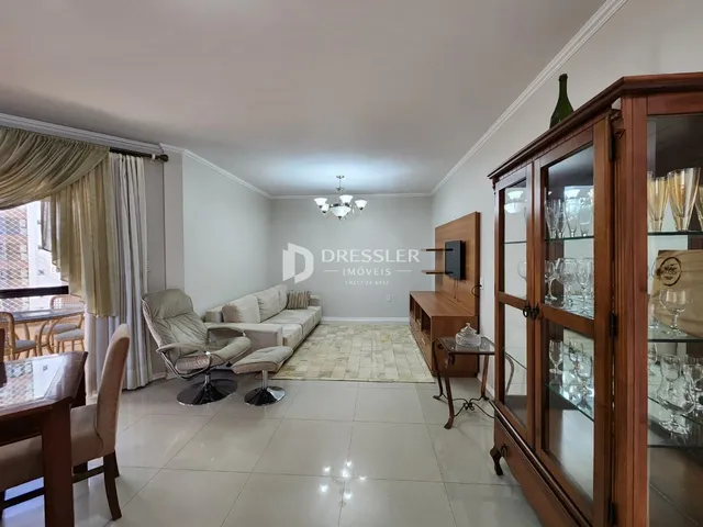 Sala de estar com sofá e decoração em um imóvel no Brasil.