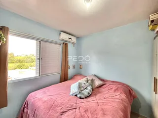 Quarto com cama e janela em um imóvel no Brasil.