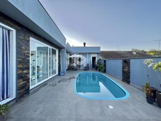 Fachada de casa com piscina e área externa em Lajeado, Brasil.