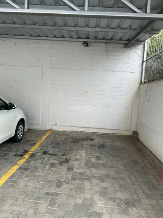 Vista lateral de uma parede de tijolos brancos com números de endereço em uma propriedade.