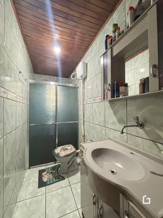 Foto de um ambiente interno com revestimento de azulejos brancos.