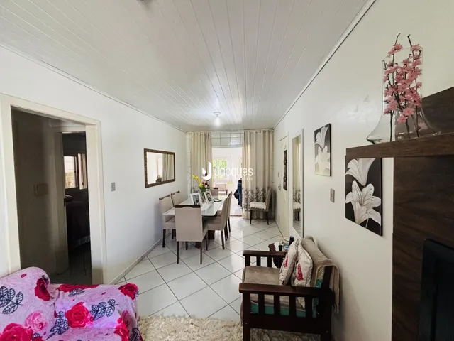 Sala de jantar com mesa e decoração em ambiente claro.