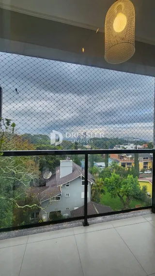 Vista externa da propriedade em Lajeado, Brasil, através da grade de segurança.