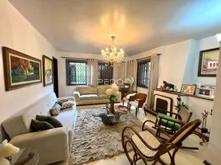 Sala de estar com sofá e decoração de madeira.