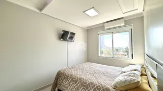 Quarto com cama e janela em um imóvel no Brasil.