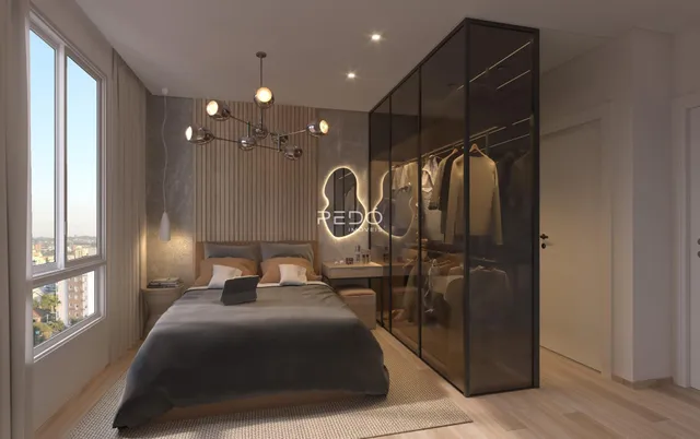 Quarto com janela e guarda-roupa de vidro.
