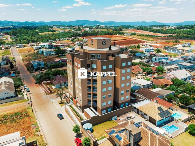 Vista aérea de um complexo residencial em Lajeado, Brasil, mostrando a edificação e a área de lazer com piscina.
