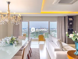Sala de estar com vista para a cidade.