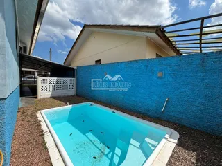 Foto de uma piscina em um quintal azul.