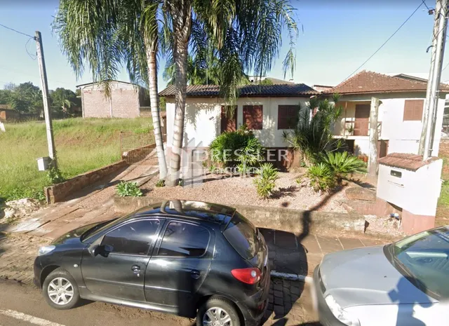 Fachada de uma residência em Lajeado, Brasil, com área externa de terra.
