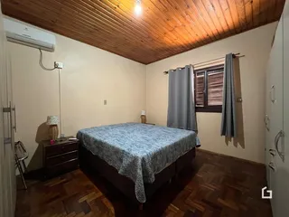 Quarto com teto de madeira e piso de madeira.