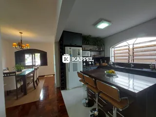 Foto de uma cozinha moderna com balcão e área de jantar.