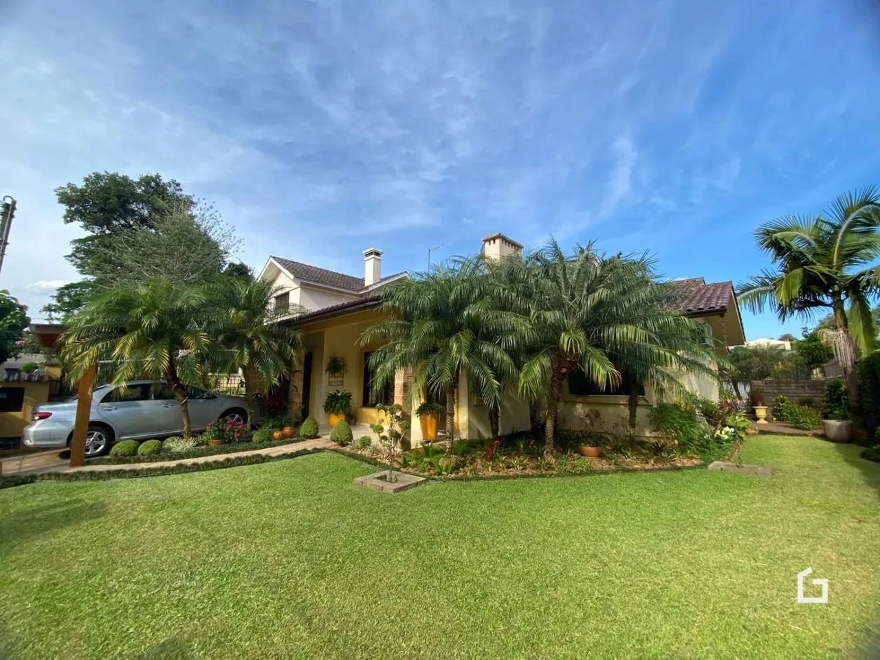 Fachada de residência em Lajeado apresentando um jardim bem cuidado.