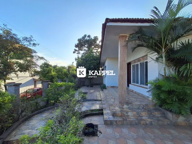 Fachada de uma residência em Lajeado, Brasil, mostrando a entrada e o paisagismo frontal.