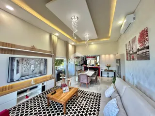 Sala de estar com decoração moderna e piso estampado.