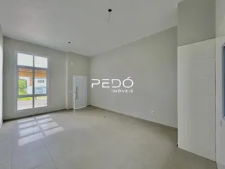 Sala de estar com grande janela iluminada.