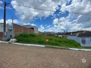 Vista externa de uma propriedade em Lajeado, Brasil, com vegetação e cerca.