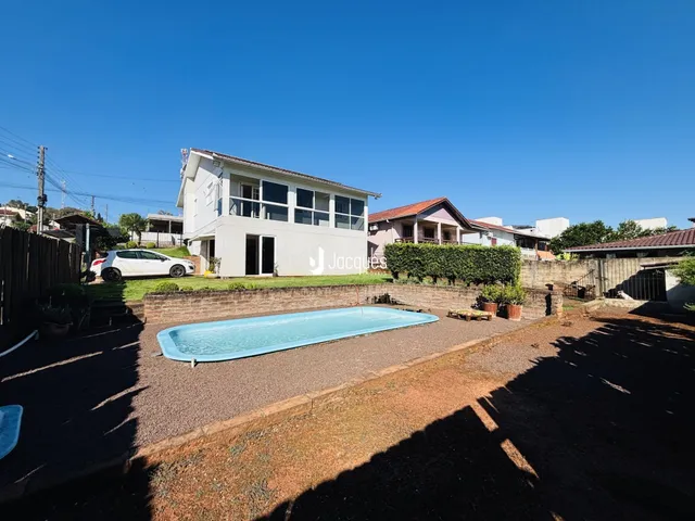Fachada de uma residência com piscina em Lajeado, Brasil.
