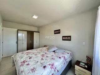 Quarto com cama e armários de madeira.