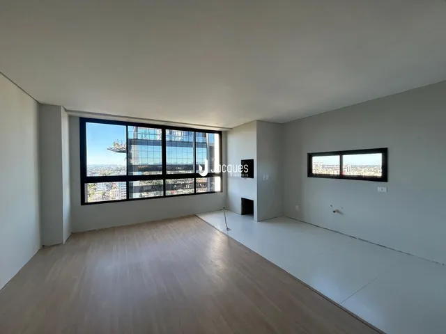 Sala de estar com grande janela oferecendo vista para a cidade.