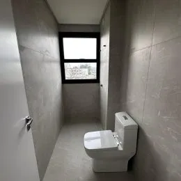 Foto de um vaso sanitário em um banheiro interno.