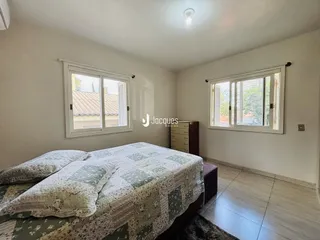Quarto com cama e janelas em um imóvel no Brasil.