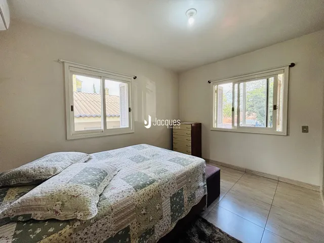 Quarto com cama e janelas em um imóvel no Brasil.