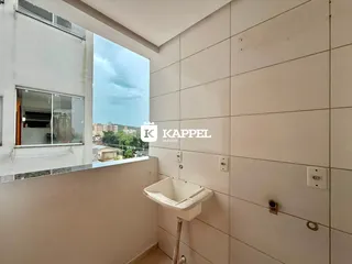 Foto de um banheiro com paredes brancas e revestimento de azulejos.