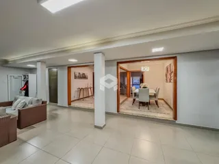 Vista de um corredor interno de uma residência em Lajeado, Brasil.