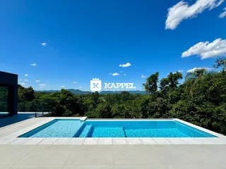 Piscina externa com deck em área de lazer em Lajeado, Brasil.