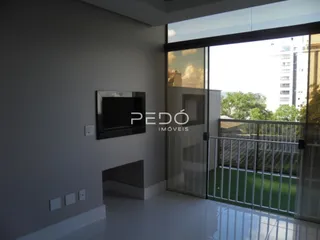 Interior de uma sala com paredes brancas e piso claro.