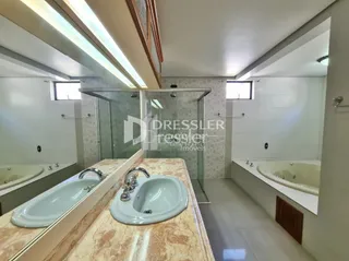 Banheiro com pias duplas e bancadas de mármore