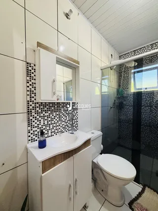 Foto de um banheiro moderno com revestimento de azulejos brancos e pretos.