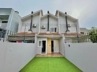 Fachada de uma casa em Lajeado, Brasil com telhado de telhas e cerca.
