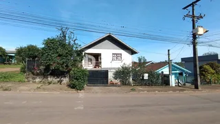 Fachada de uma residência em Lajeado, Brasil, com cerca e vegetação ao redor.