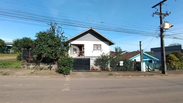 Fachada de uma residência em Lajeado, Brasil, com cerca e vegetação ao redor.