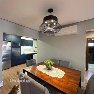 Sala de jantar e cozinha com armários azuis.