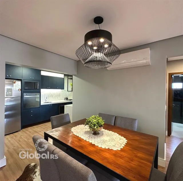 Sala de jantar e cozinha com armários azuis.