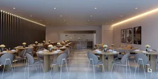 Ambiente interno com mesas e cadeiras organizadas em um espaço moderno.