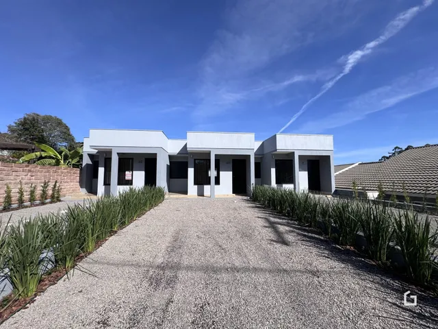 Fachada de uma residência moderna em Lajeado, Brasil, com jardim frontal.