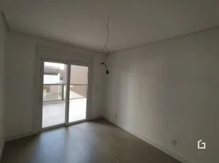 Vista interna de um corredor com porta de vidro.