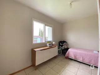 Quarto com janela e piso de cerâmica em Lajeado.