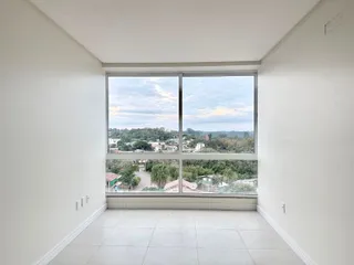 Vista panorâmica da paisagem rural e urbana de Lajeado vista pela janela da sala.