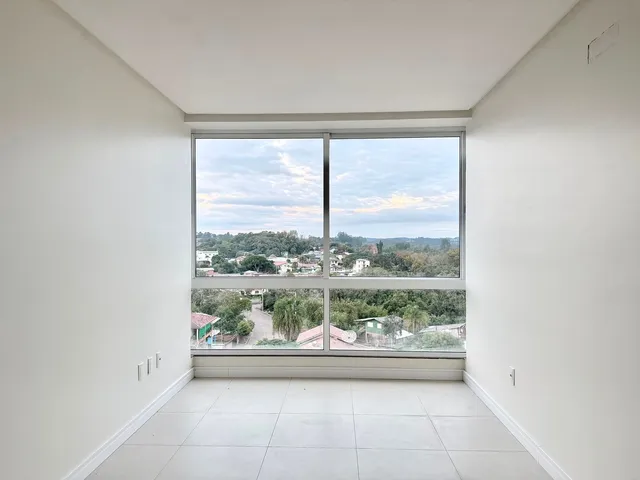 Vista panorâmica da paisagem rural e urbana de Lajeado vista pela janela da sala.