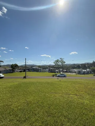 Vista aérea de casas e gramado em Lajeado, Brasil.