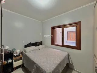 Quarto com cama e janela em um imóvel.